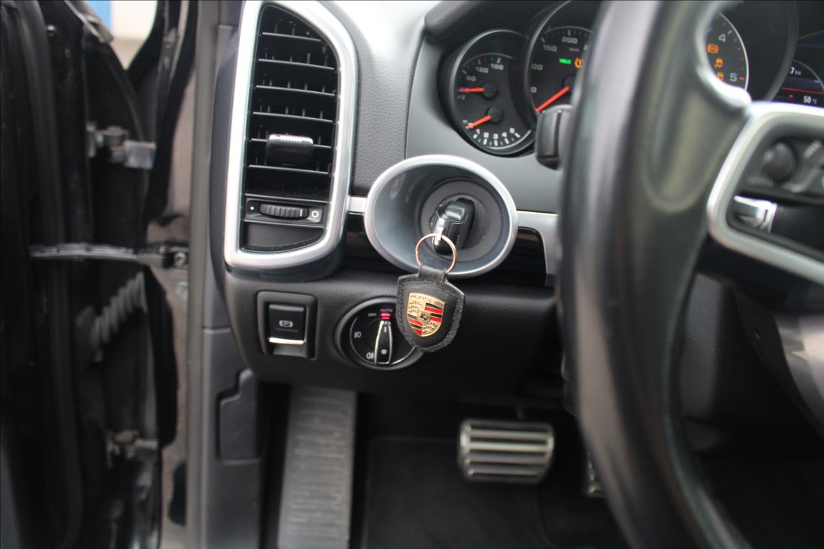 Porsche Cayenne SUV 4,1 l 283 kw