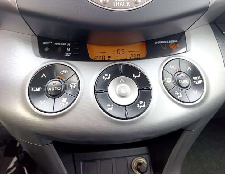 Toyota RAV4 SUV / Terénní 2,2 l 100 kw