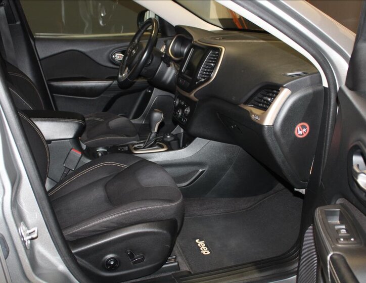 Jeep Cherokee SUV / Terénní 2,2 l 136 kw