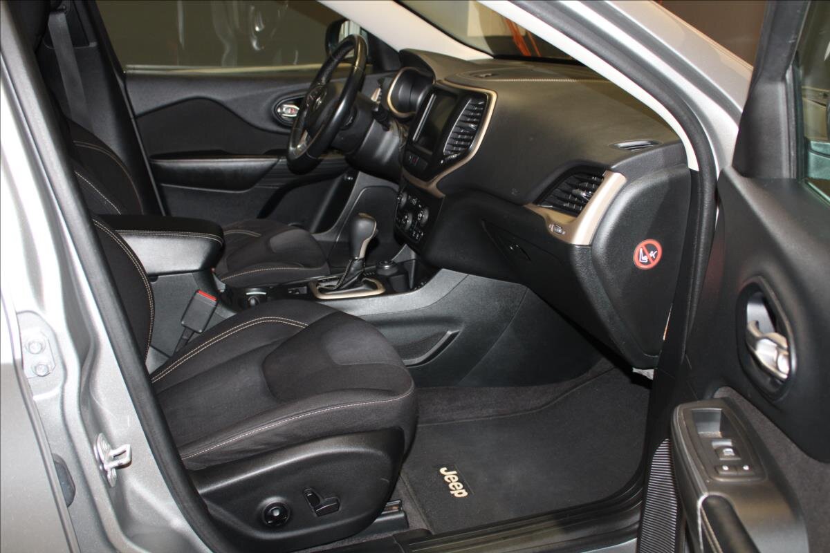 Jeep Cherokee SUV / Terénní 2,2 l 136 kw