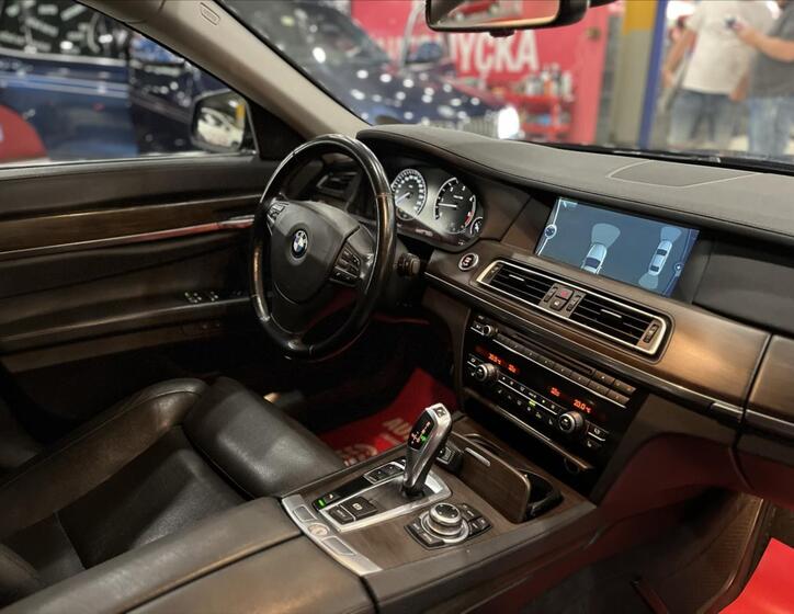 BMW Řada 7 16