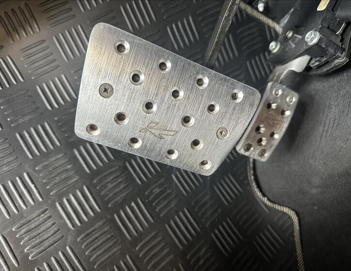 Land Rover Defender 25