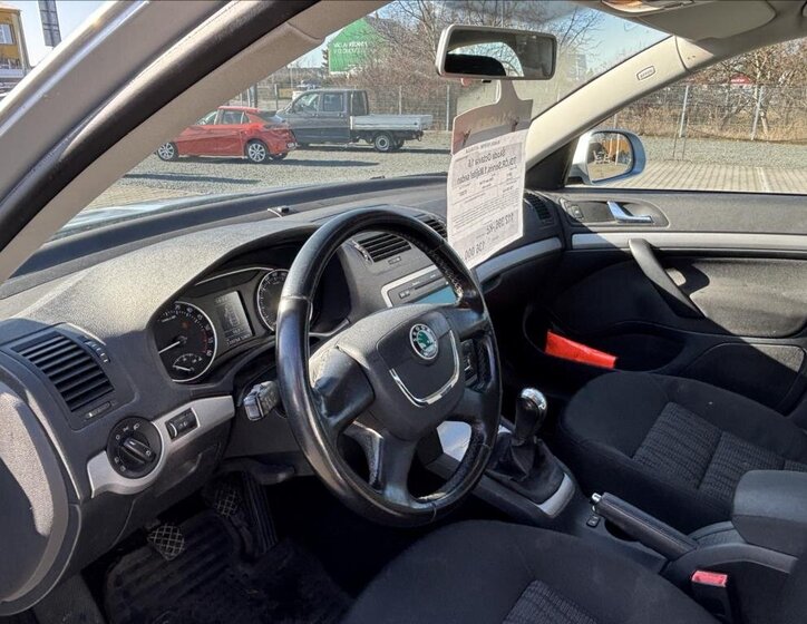 Škoda Octavia Sedan / Limuzína 1,6 l 77 kw