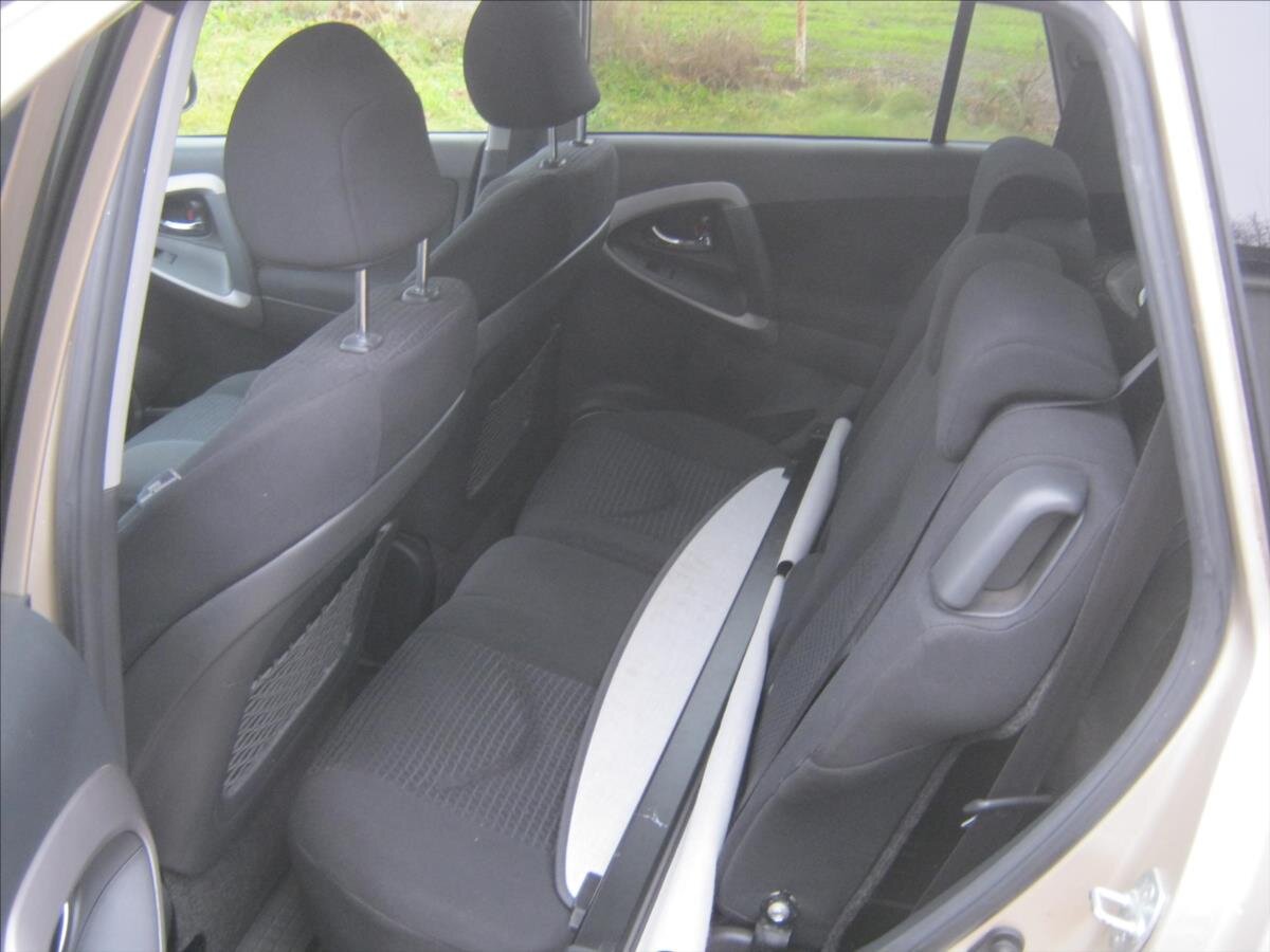 Toyota RAV4 Kombi 2,0 l 112 kw