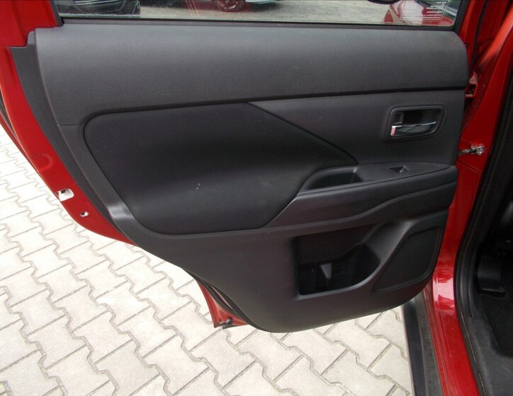 Mitsubishi Outlander SUV / Terénní 2,0 l 110 kw