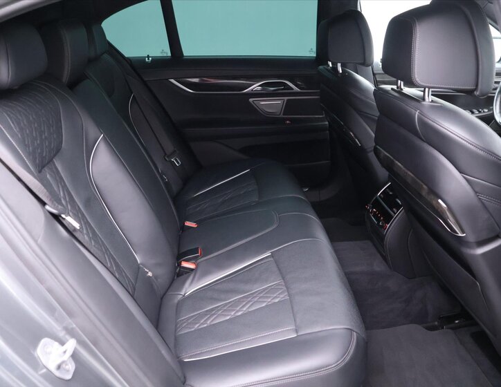 BMW Řada 7 Sedan 4,4 l 330 kw