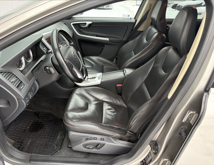 Volvo XC60 SUV 2,4 l 120 kw