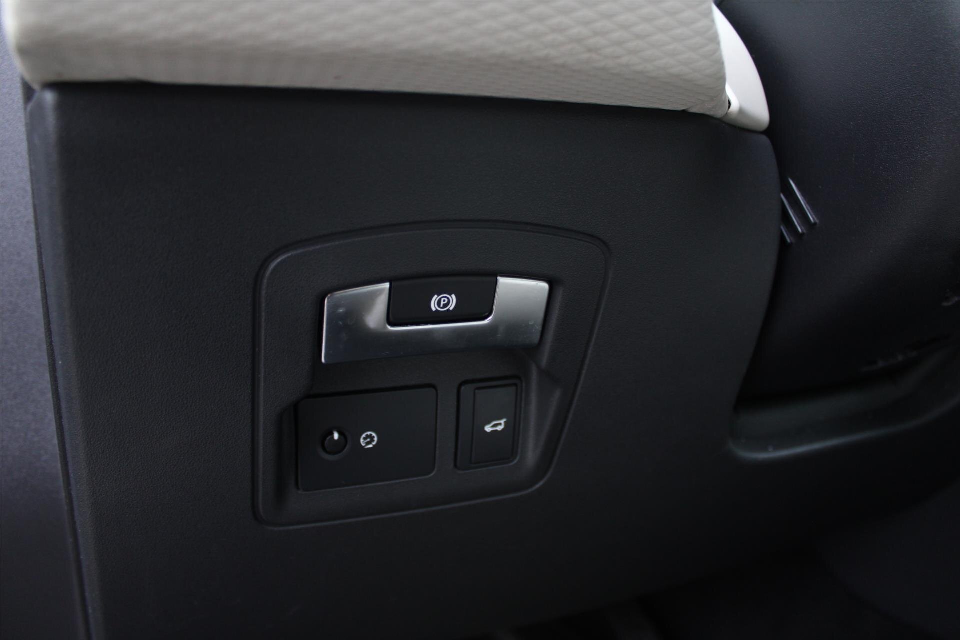 Land Rover Range Rover Velar SUV / Terénní 3,0 l 221 kw