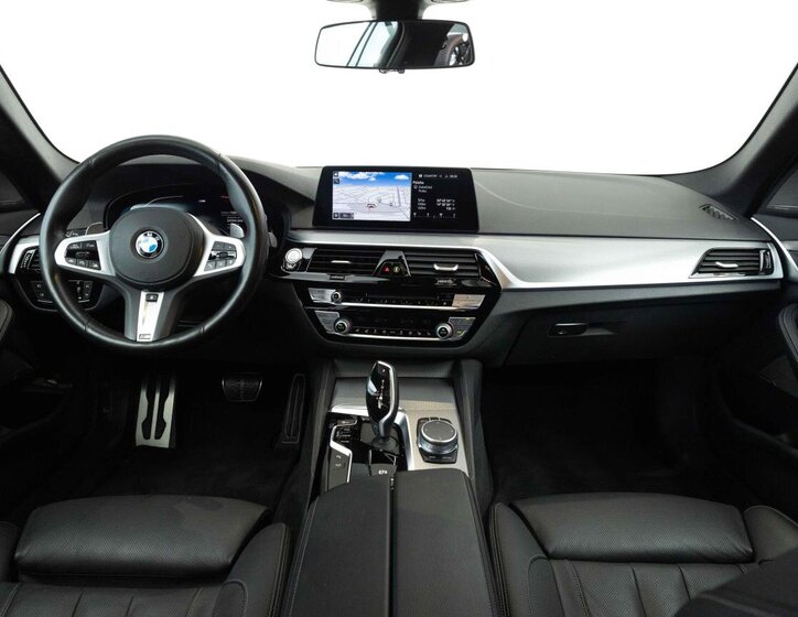 BMW Řada 5 Kombi 3,0 l 195 kw