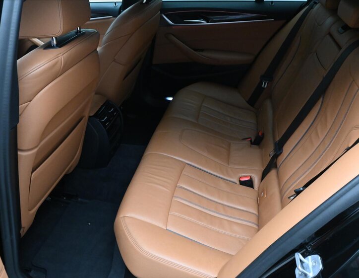 BMW Řada 5 Kombi 3,0 l 195 kw