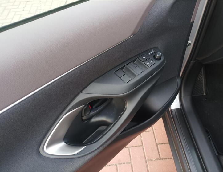 Toyota Yaris Cross 8