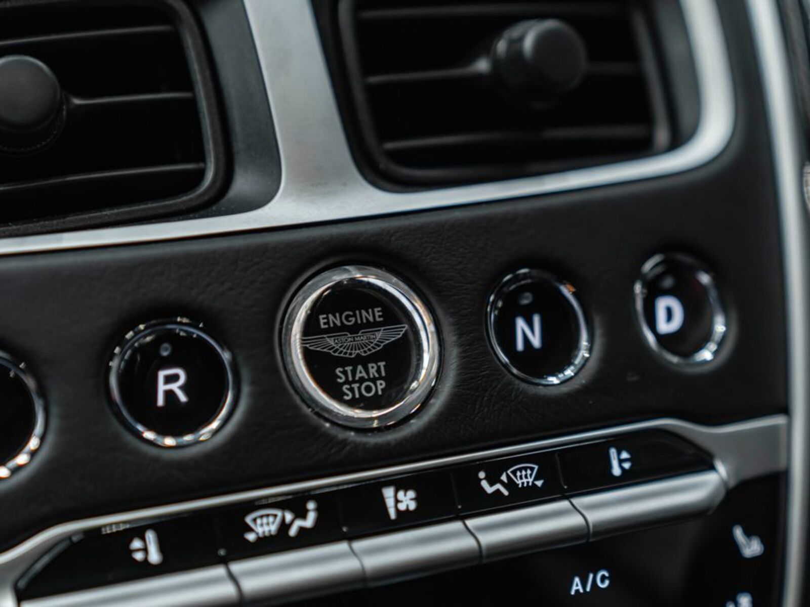 Aston Martin DB11 18