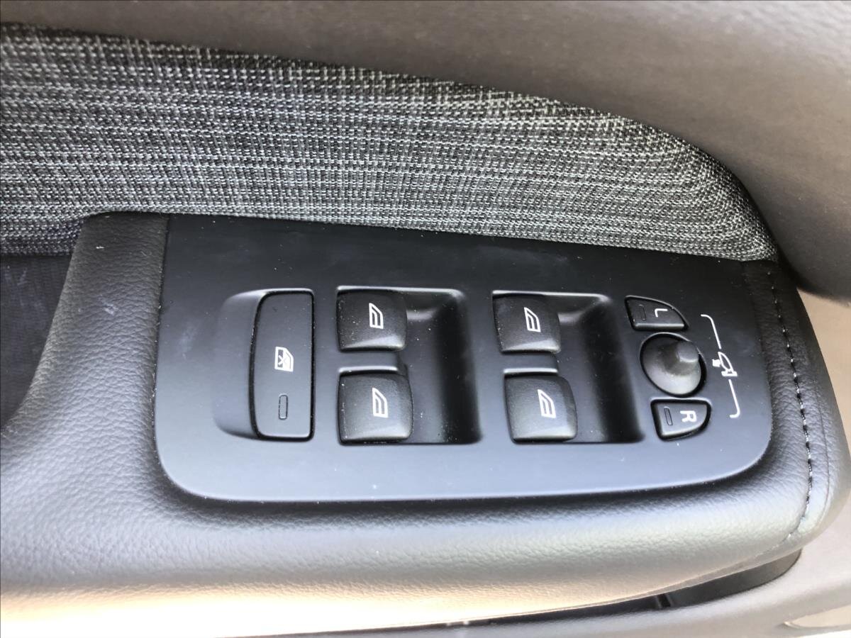 Volvo XC60 SUV / Terénní 2,0 l 145 kw