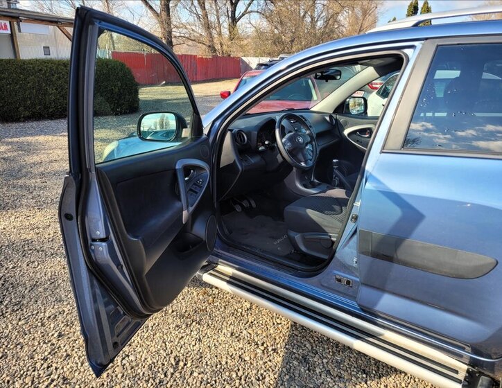 Toyota RAV4 SUV / Terénní 2,2 l 100 kw