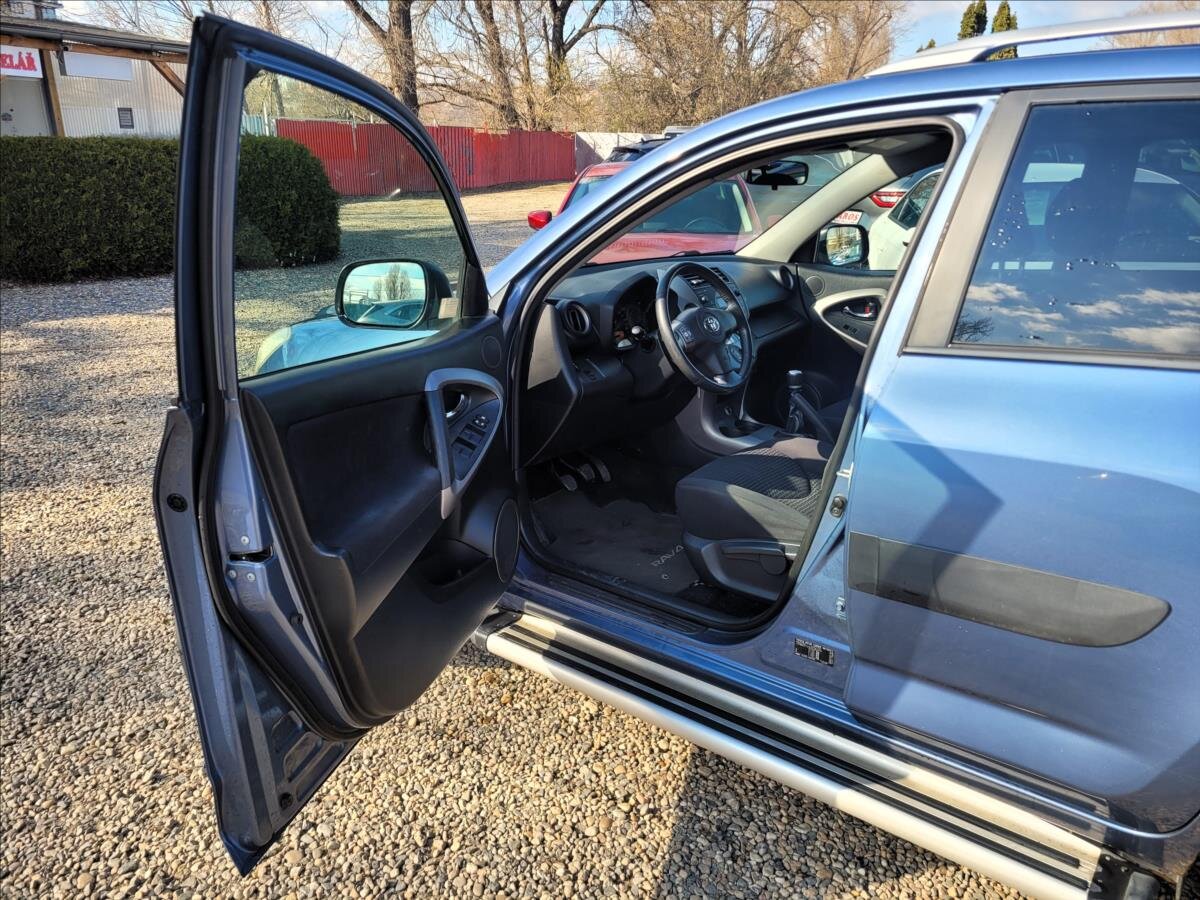 Toyota RAV4 SUV / Terénní 2,2 l 100 kw