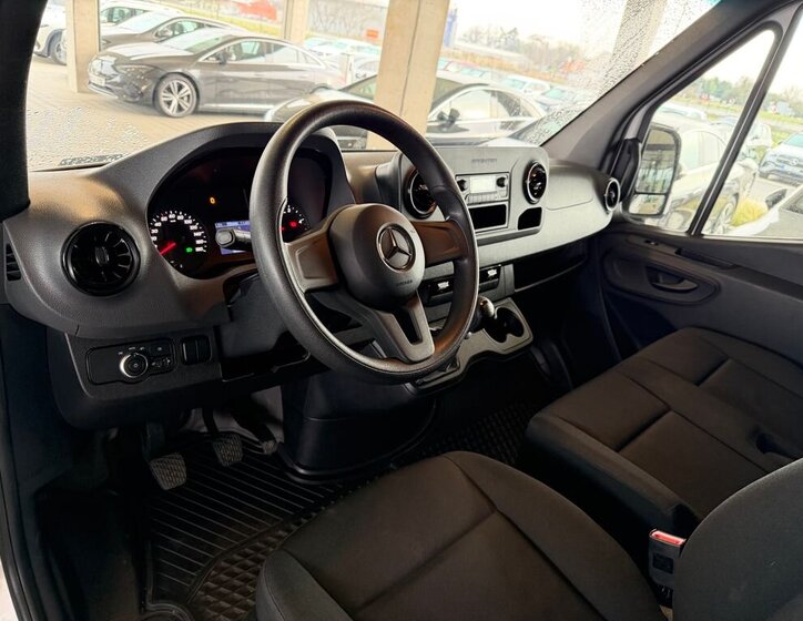 Mercedes-Benz Sprinter 11