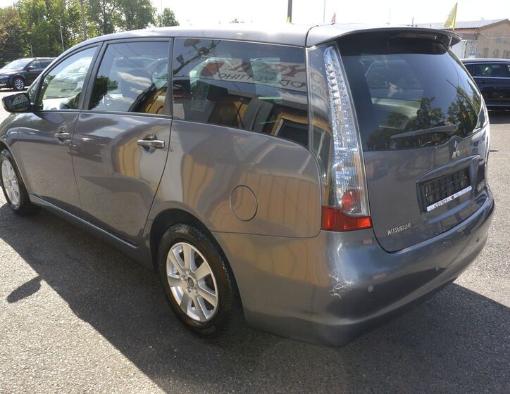 Mitsubishi Grandis 7