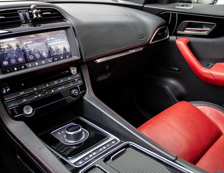 Jaguar F-Pace SUV 3,0 l 221 kw