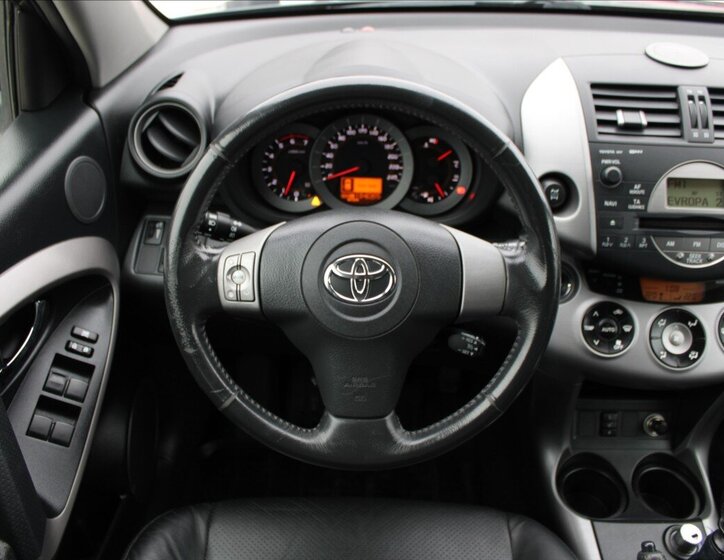 Toyota RAV4 SUV 2,2 l 100 kw