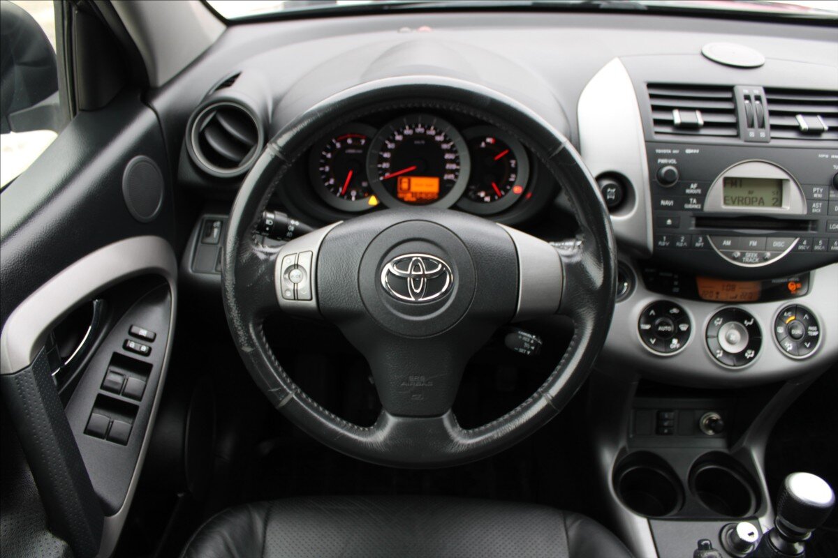 Toyota RAV4 SUV 2,2 l 100 kw