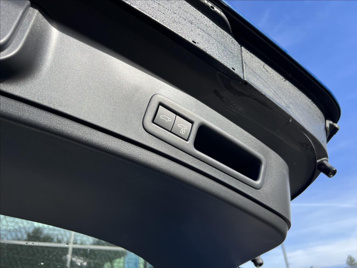 Lexus UX 250h CUV / Crossover 2,0 l 135 kw