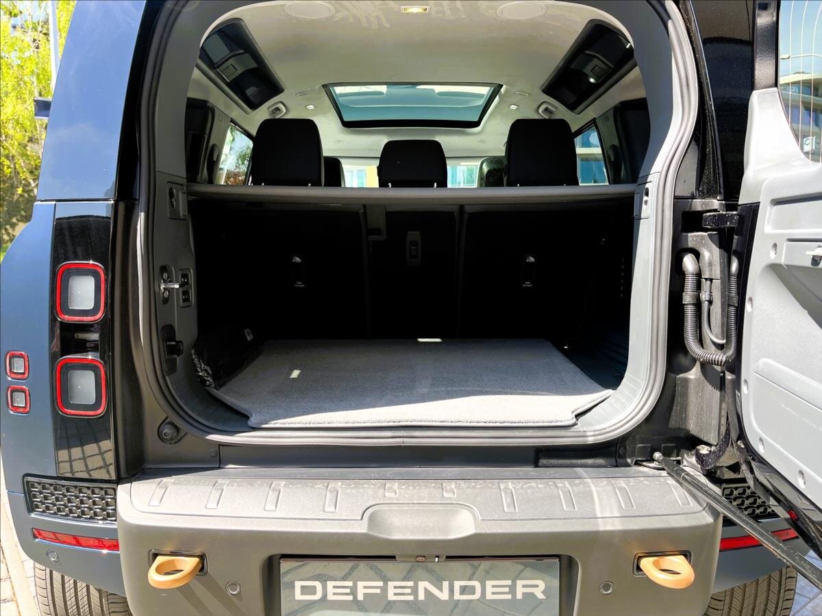 Land Rover Defender SUV / Terénní 4,4 l 467 kw