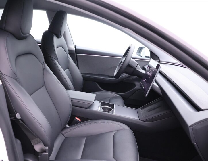 Tesla Model 3 Sedan / Limuzína 0,0 208 kw