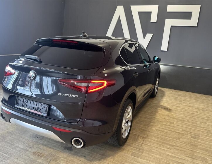 Alfa Romeo Stelvio 8