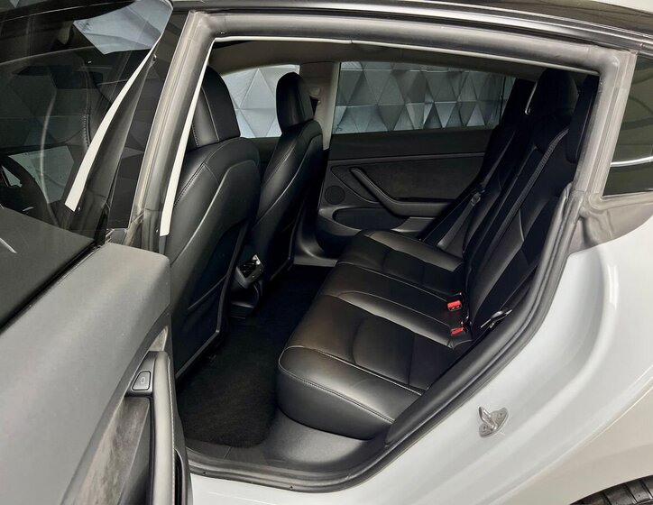 Tesla Model 3 Sedan / Limuzína 0,0 239 kw