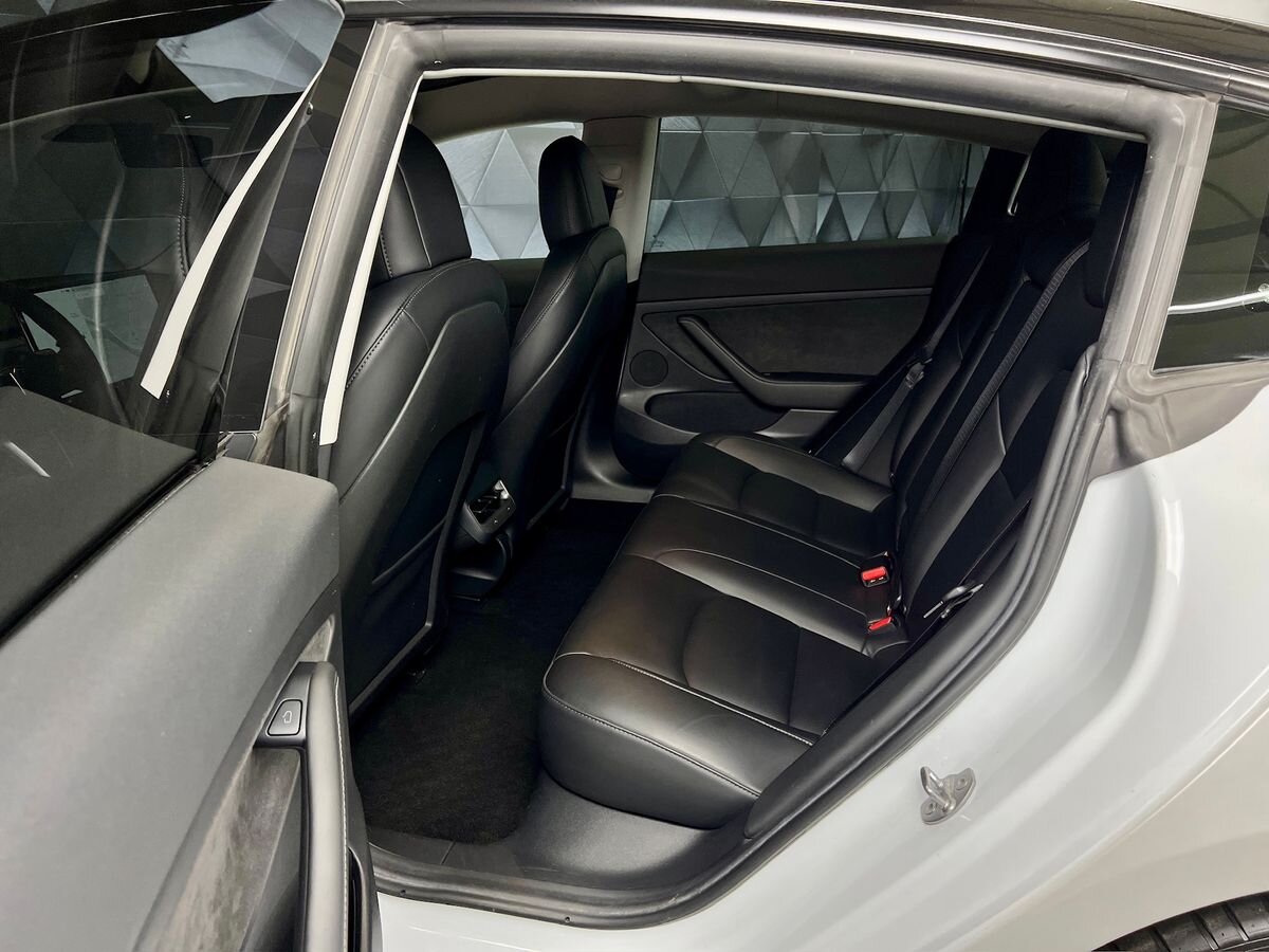 Tesla Model 3 Sedan / Limuzína 0,0 239 kw