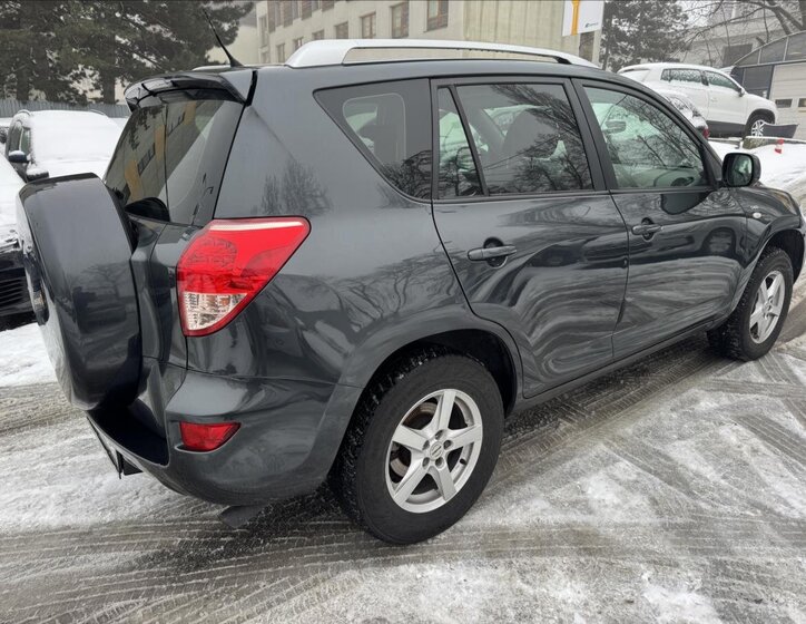 Toyota RAV4 SUV 2,2 l 100 kw