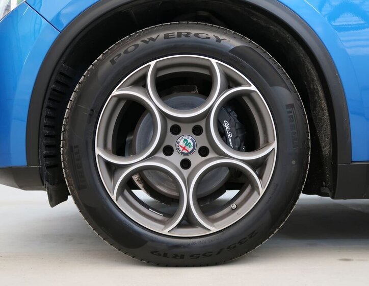 Alfa Romeo Stelvio 12