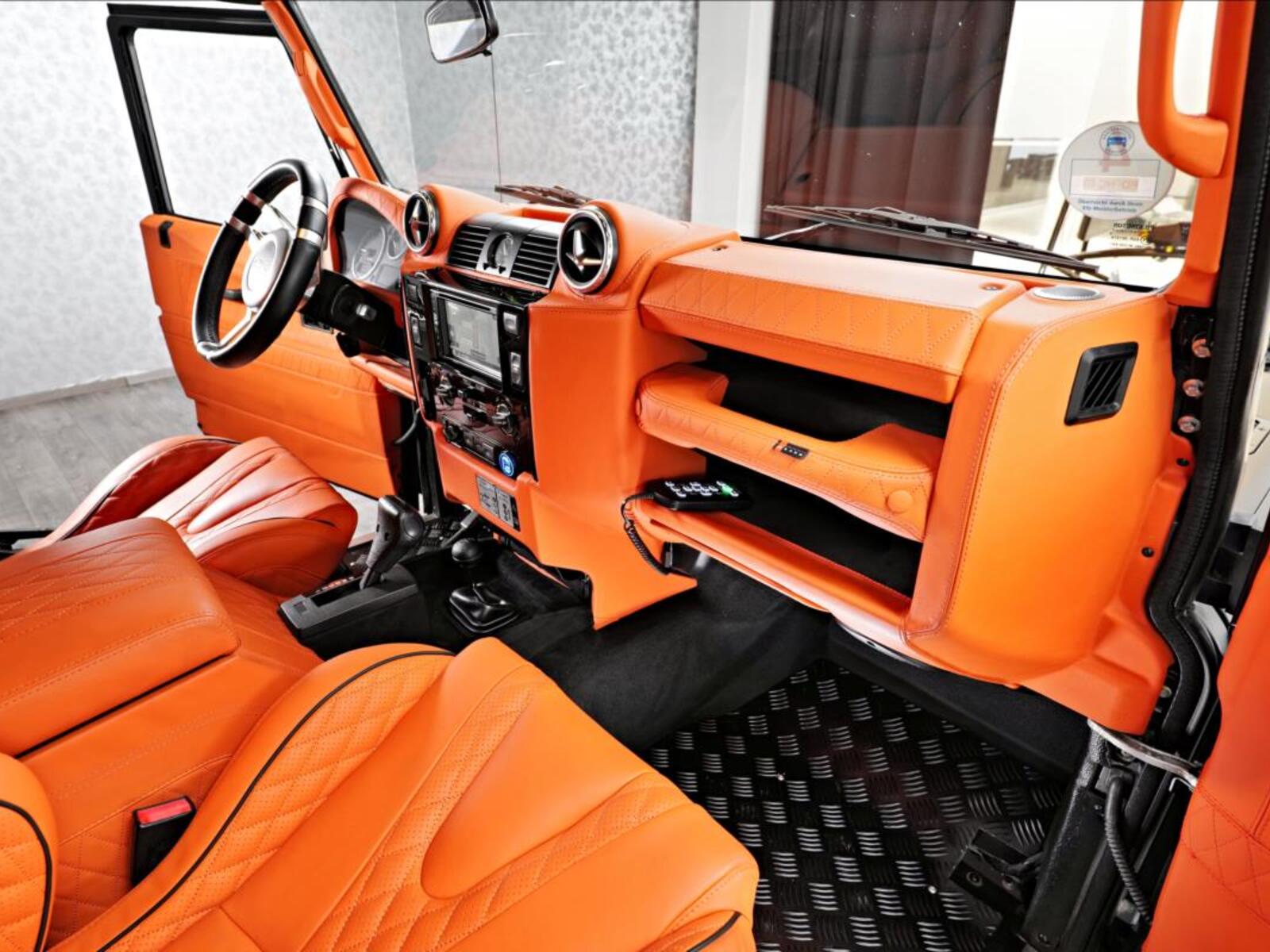 Land Rover Defender 32