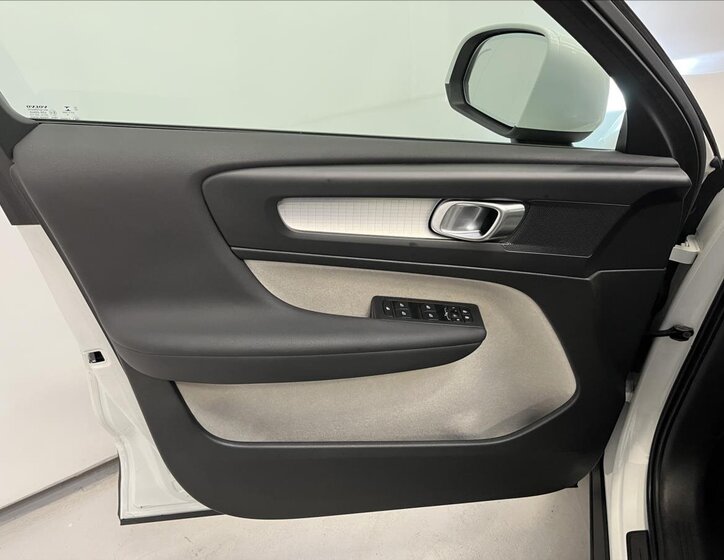 Volvo XC40 SUV / Terénní 1,5 l 120 kw