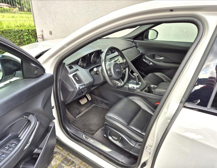 Jaguar E-Pace SUV 2,0 l 184 kw