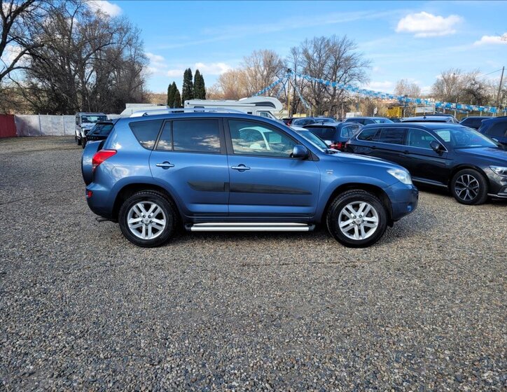 Toyota RAV4 SUV / Terénní 2,2 l 100 kw