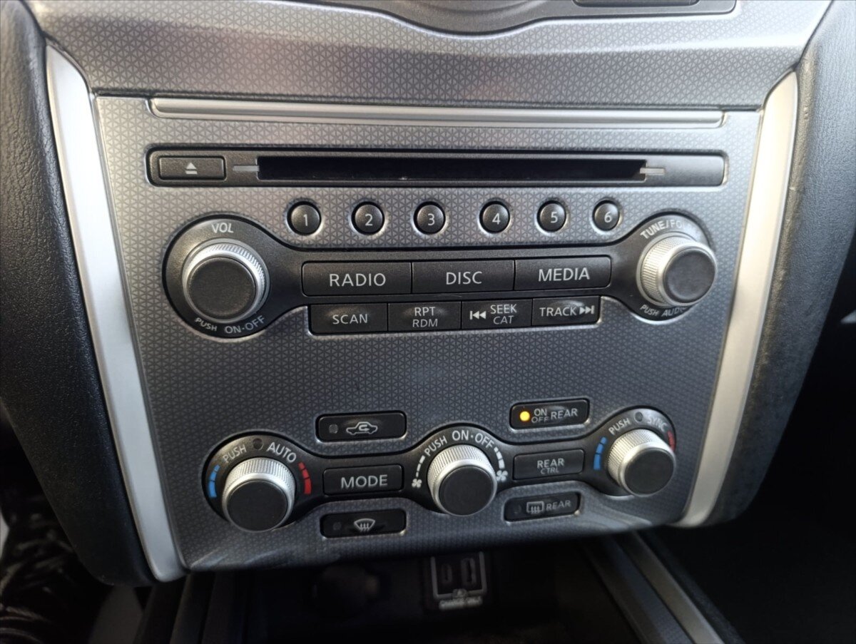 Nissan Pathfinder SUV 3,5 l 212 kw