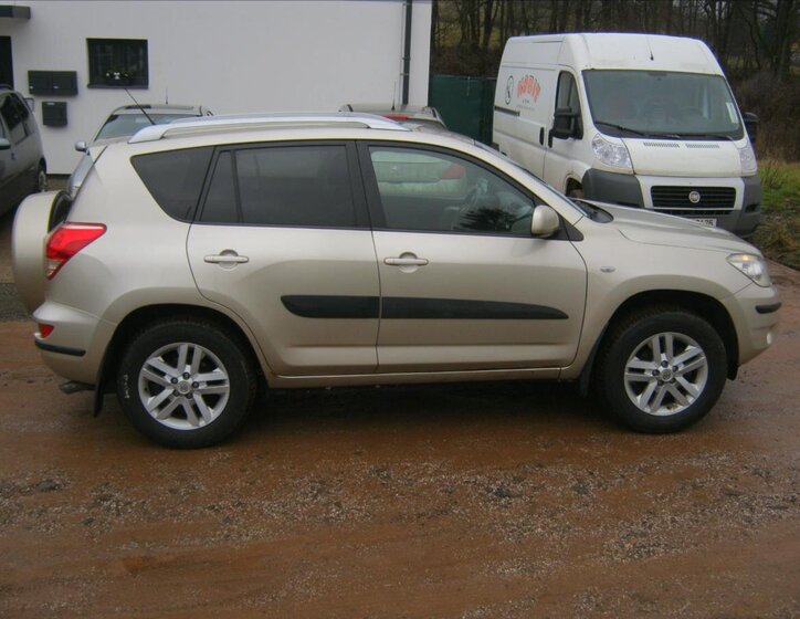 Toyota RAV4 Kombi 2,0 l 112 kw
