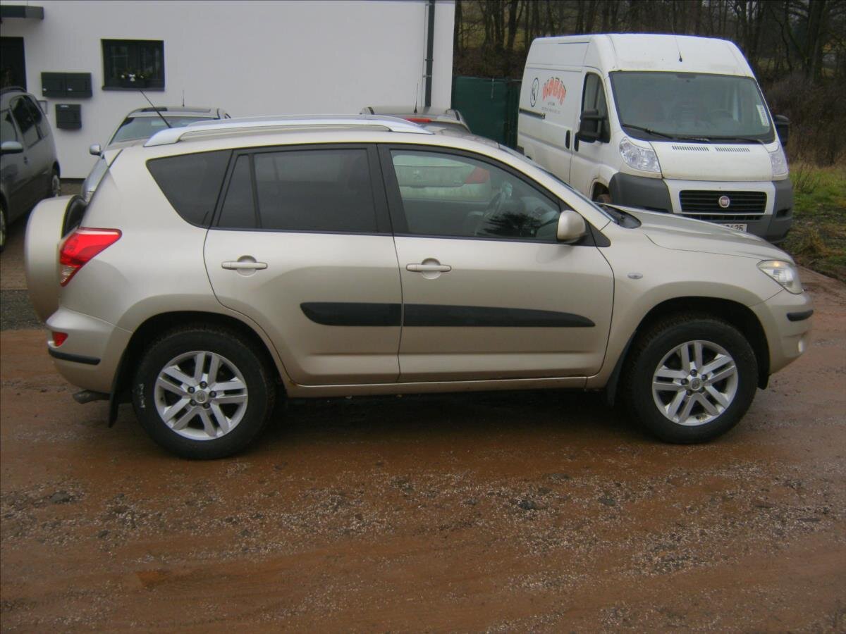 Toyota RAV4 Kombi 2,0 l 112 kw