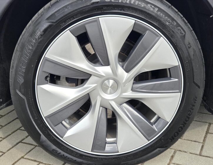 Tesla Model Y SUV / Terénní 0,0 378 kw