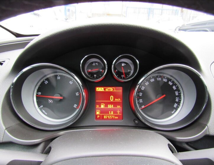 Opel Insignia Sedan / Limuzína 2,0 l 118 kw