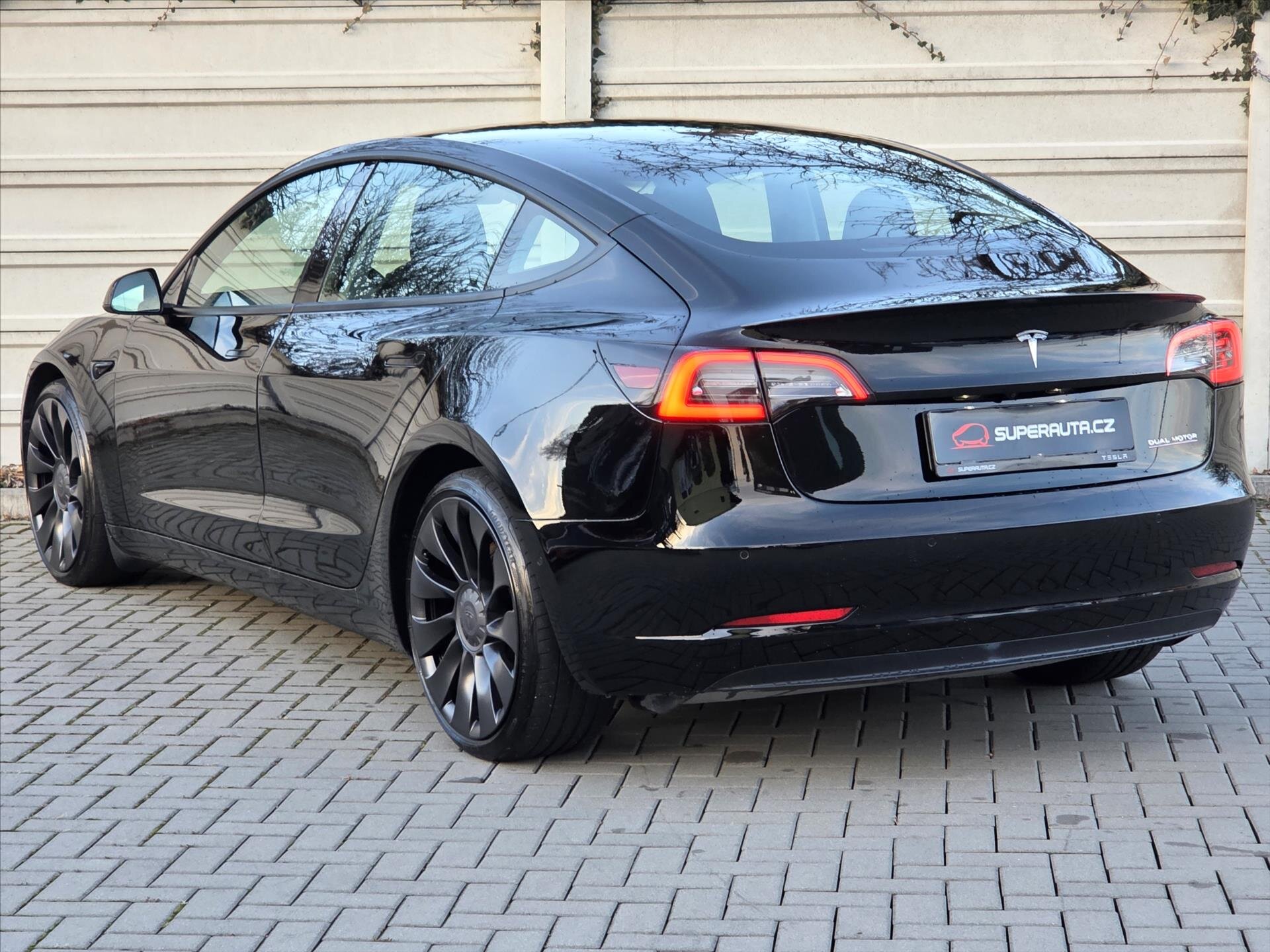 Tesla Model 3 Sedan / Limuzína 0,0 377 kw