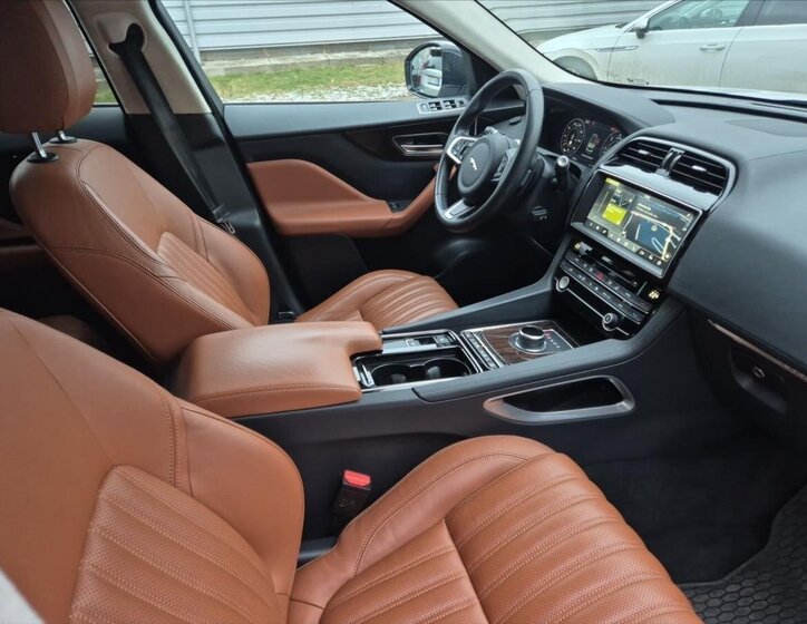 Jaguar F-Pace SUV / Terénní 3,0 l 221 kw