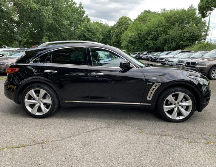 Infiniti QX70 4