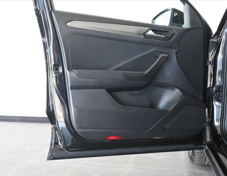 Volkswagen T-Roc SUV / Terénní 1,6 l 85 kw