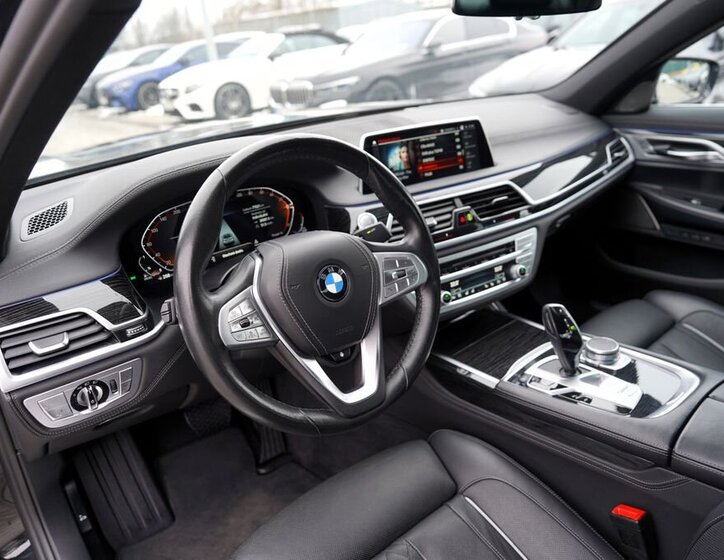 BMW Řada 7 Sedan 3,0 l 210 kw