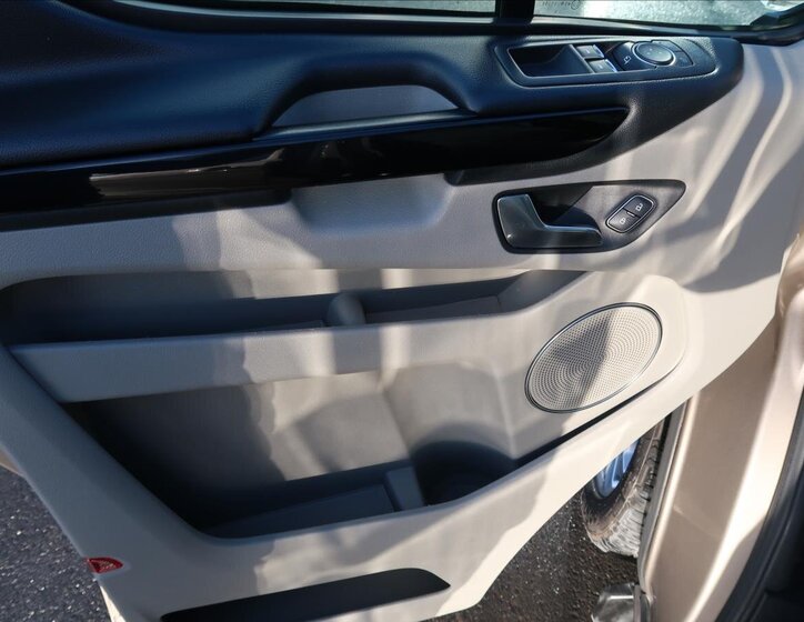 Ford Tourneo Custom MPV 2,0 l 96 kw