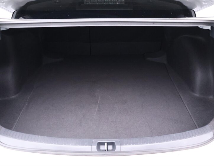 Toyota Corolla Sedan / Limuzína 1,5 l 92 kw