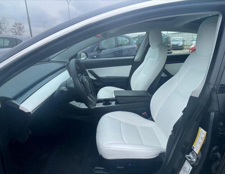Tesla Model 3 Sedan / Limuzína 0,0 239 kw