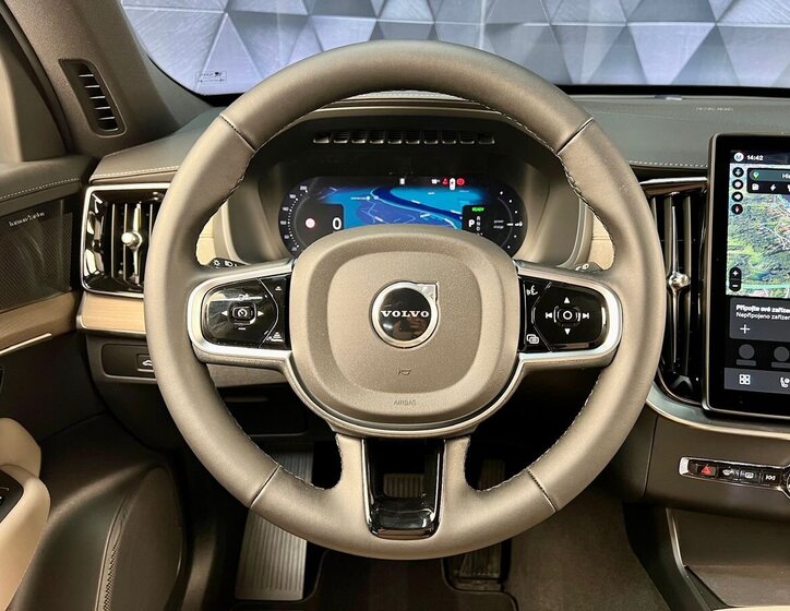 Volvo XC90 SUV / Terénní 2,0 l 335 kw